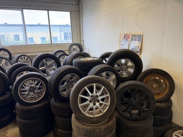 1563389-25 65 sets of tires and rims