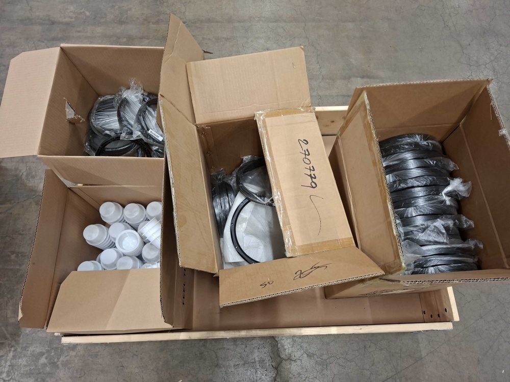 1580184-1 Assortment of various spare parts and accessories for vehicle lights