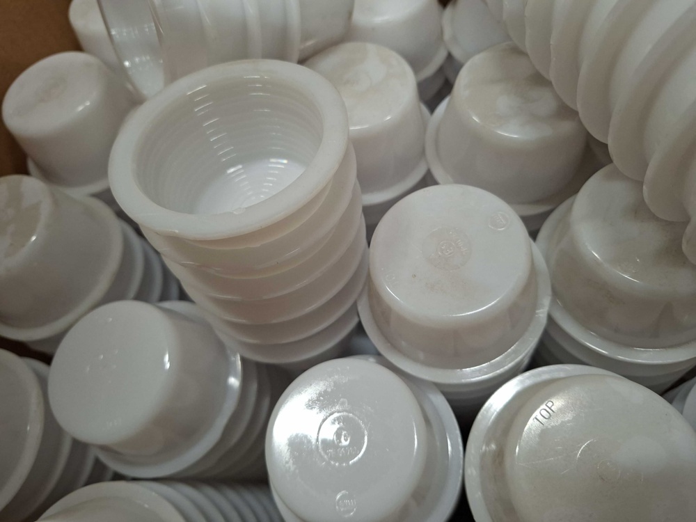 1580184-2 Assortment of various spare parts and accessories for vehicle lights
