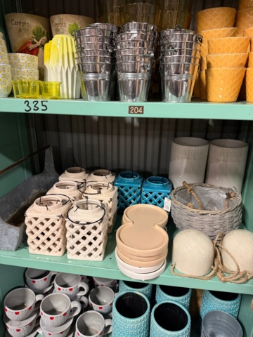1406073-1 Florist's party - decorative materials, pots, vases, baskets