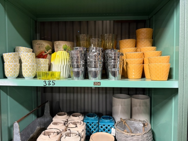 1406073-4 Florist's party - decorative materials, pots, vases, baskets
