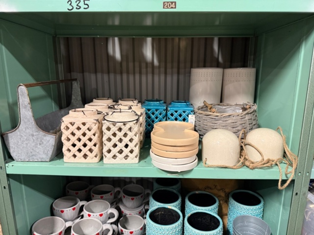 1406073-5 Florist's party - decorative materials, pots, vases, baskets
