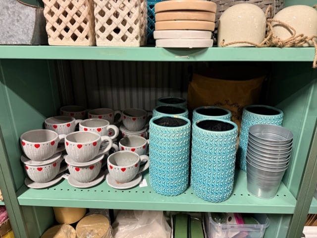 1406073-6 Florist's party - decorative materials, pots, vases, baskets