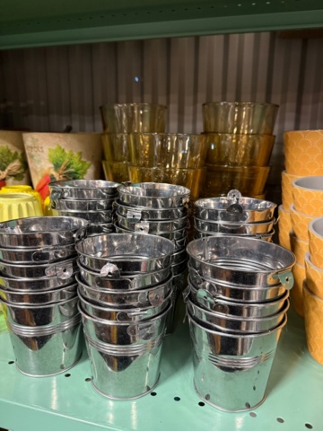 1406073-17 Florist's party - decorative materials, pots, vases, baskets
