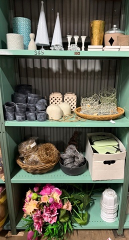 1406073-22 Florist's party - decorative materials, pots, vases, baskets