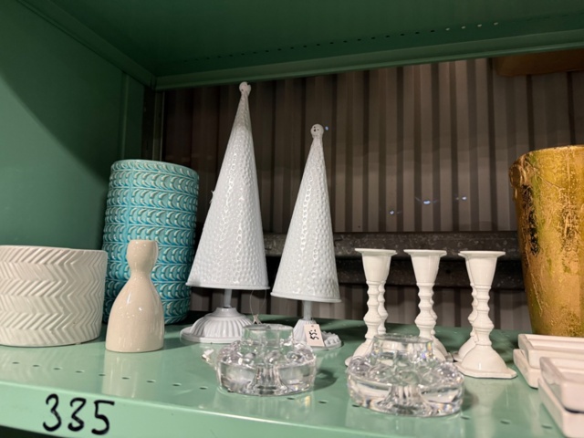 1406073-28 Florist's party - decorative materials, pots, vases, baskets