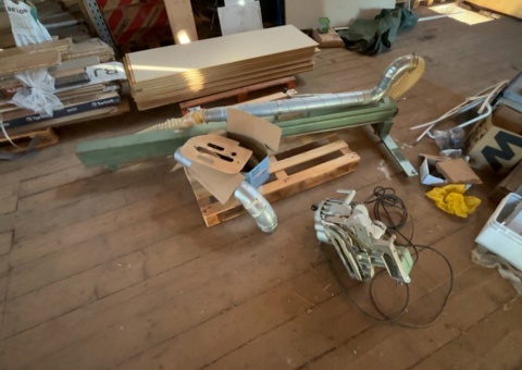 Saw with saw table and extraction