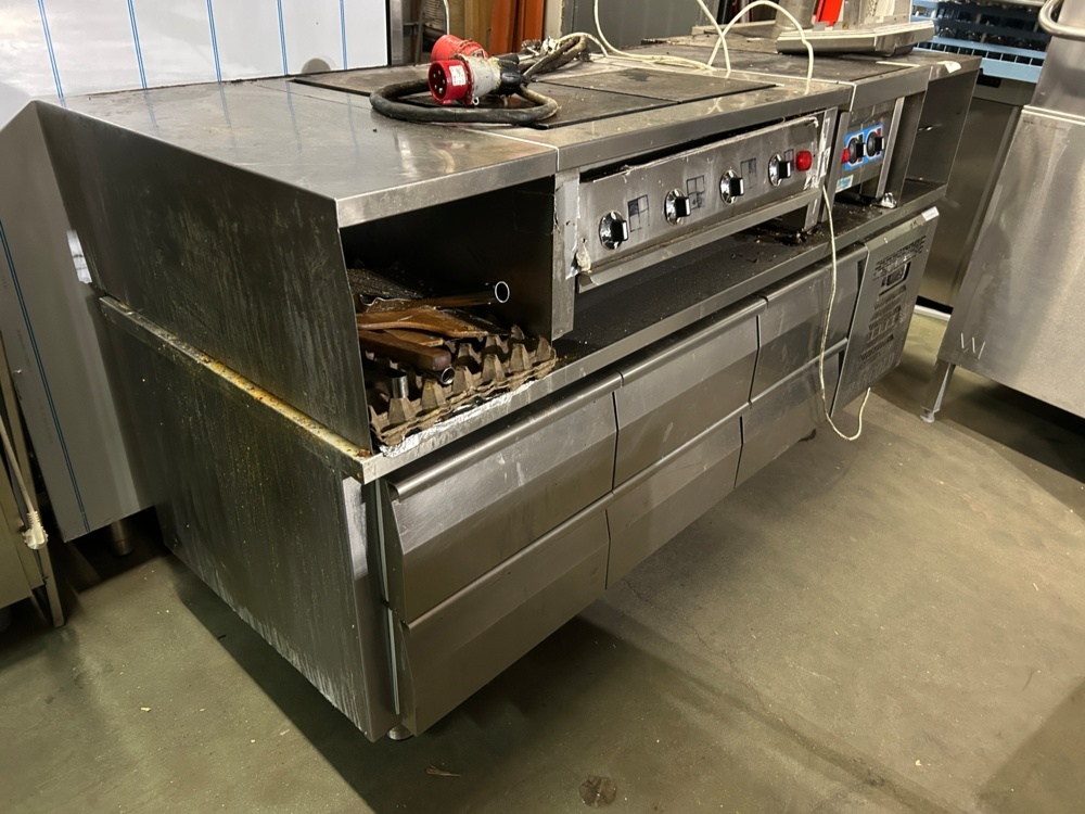 1566047-2 Refrigerated counter with stoves