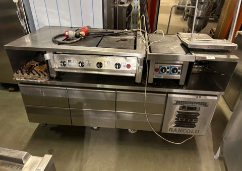 Refrigerated counter with stoves