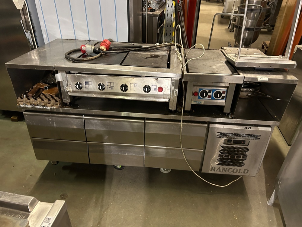 1566047-1 Refrigerated counter with stoves