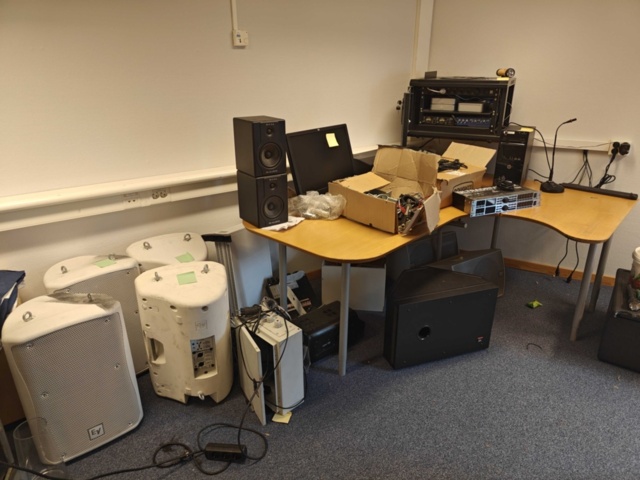 1564866-1 Equipment from recording facility