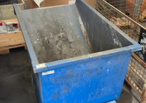 Tipping container on wheels