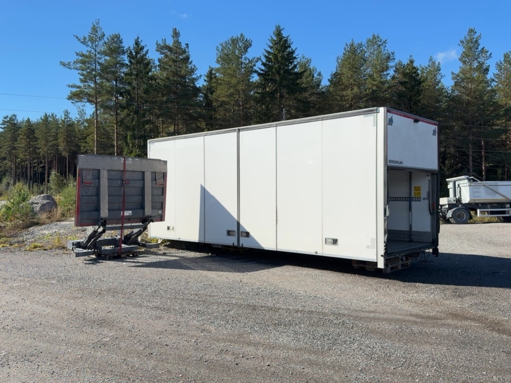 1422072-1 Truck cabinet with tailgate lift - SKAB 2023
