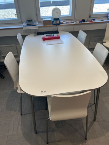 Matbord och stolar 10 st - IKEA på auktion i Stockholm, Sollentuna hos PS Auction