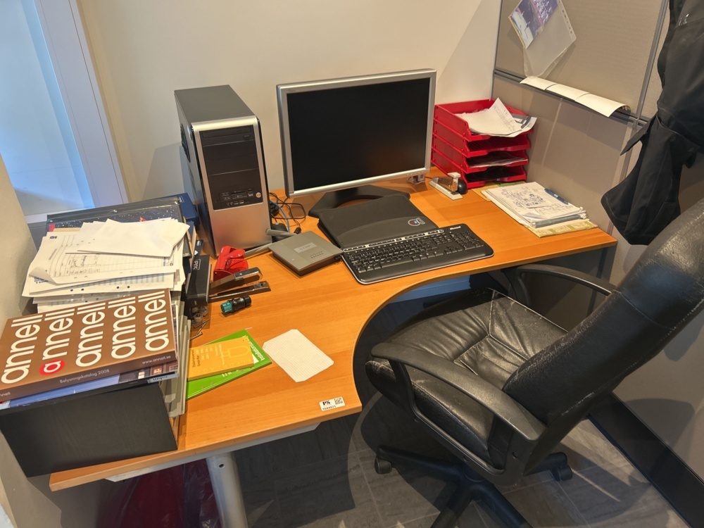 1544971-1 Office space - Desk, office chair, etc.
