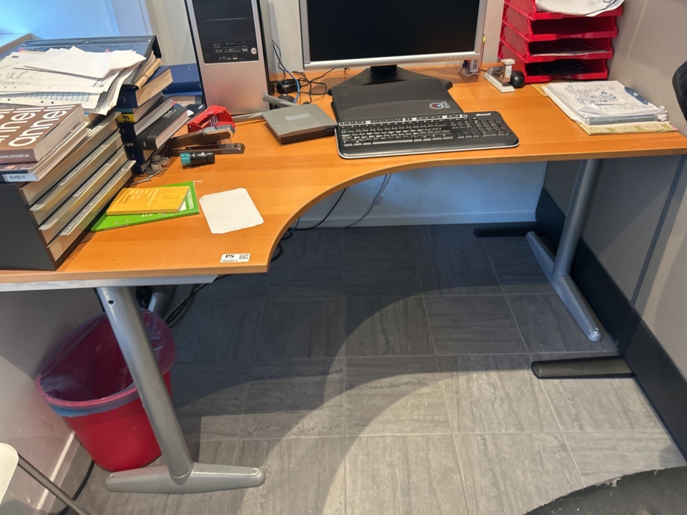 1544971-2 Office space - Desk, office chair, etc.