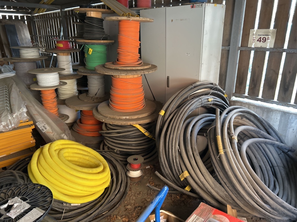 1545001-1 Kablar, slangar och installationsmaterial