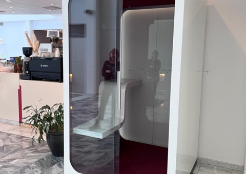 Vit QuietPod telefonbås med glasdörr