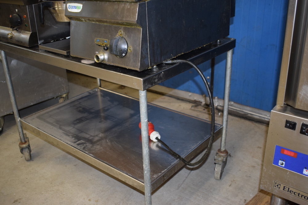 1452716-2 Stainless steel trolley on wheels