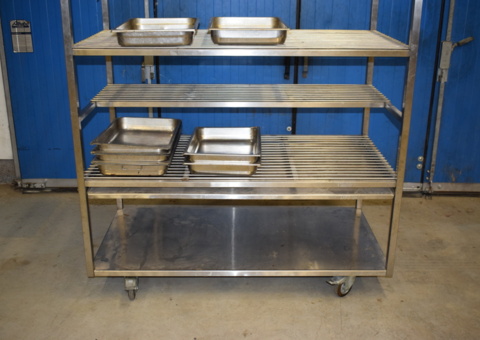 Rostfri vagn på hjul med ca 9 rostfria bleck