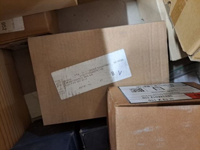 1580344-4 Pall med blandade muttrar i olika storlekar