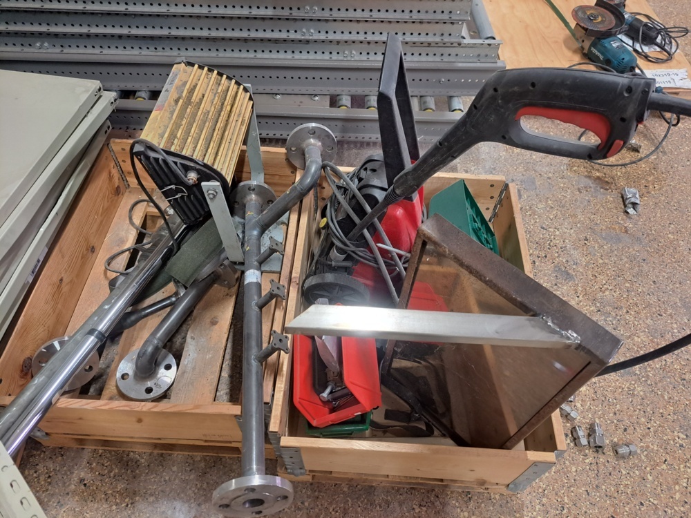 1580345-1 Pallets with mixed objects