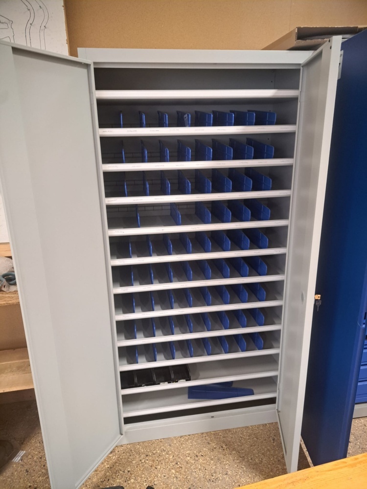 1580363-1 Tin cabinet with contents