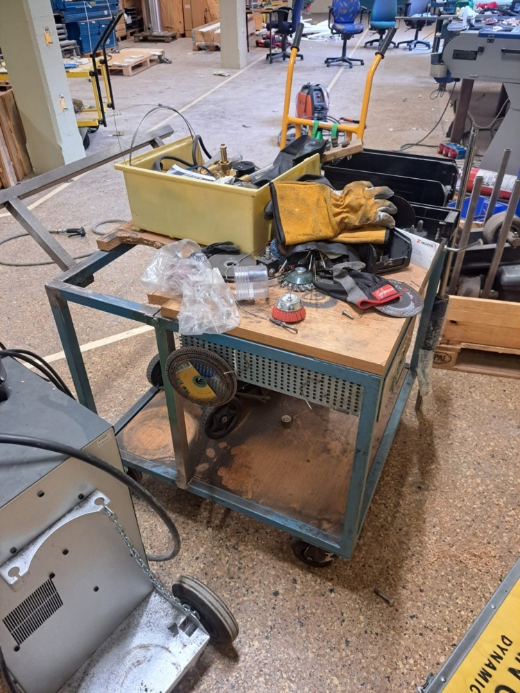 1580536-2 Work cart with various objects (Not the machine)