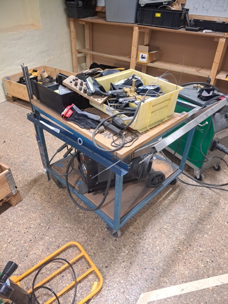 1580536-1 Work cart with various objects (Not the machine)