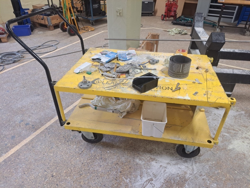 1580537-2 Work cart with various objects (Not the machine)