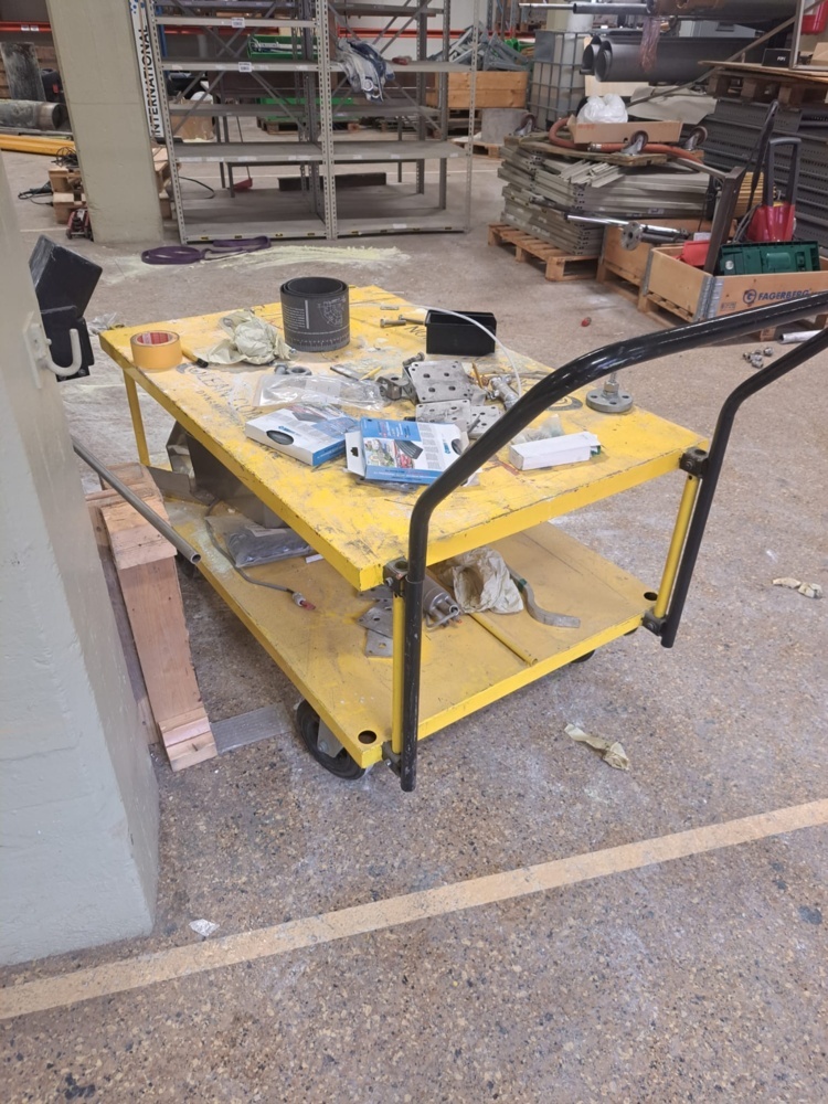 1580537-1 Work cart with various objects (Not the machine)