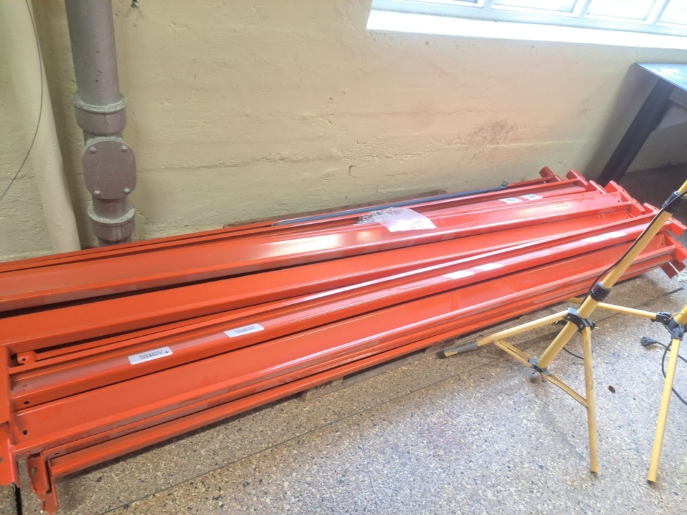1580546-1 Pallet rack beams