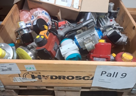 Pallet with mixed objects