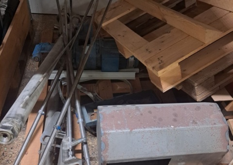 Pallet with mixed objects