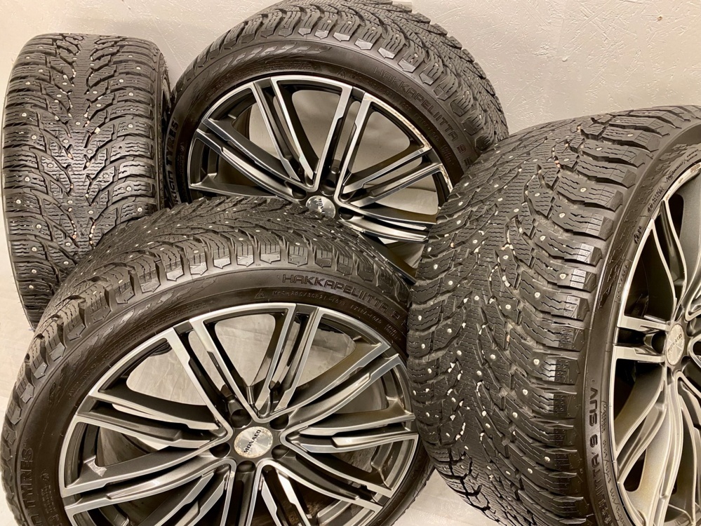 1580527-2 21" Winter wheels with Nokian studded tires