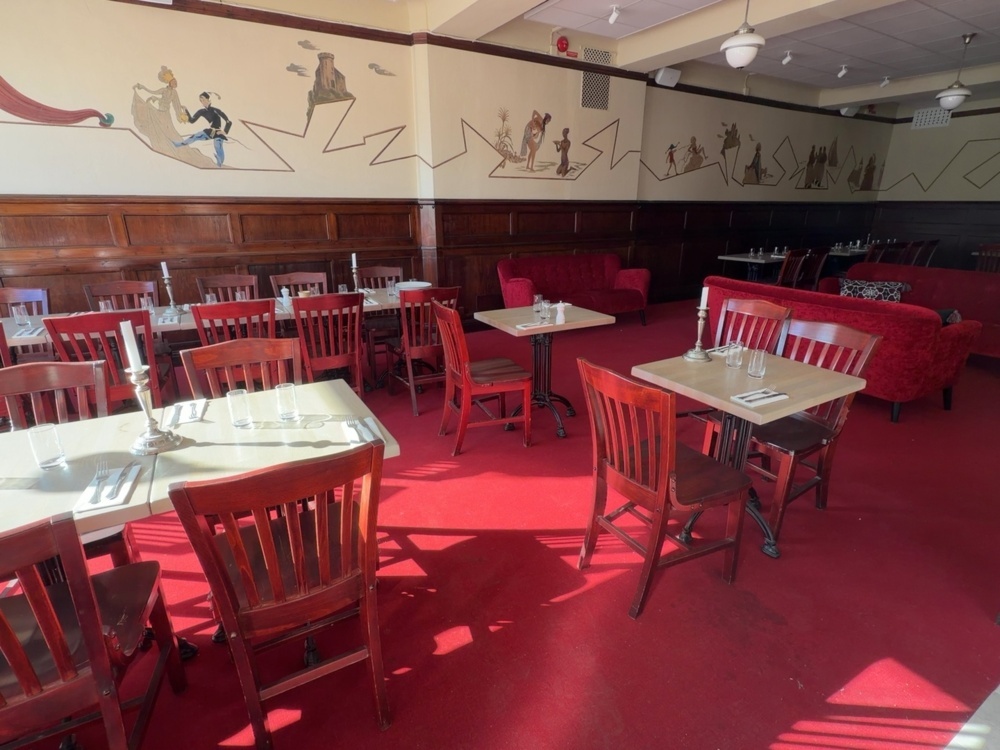 1530097-1 Parti med restaurangmöblemang - ca 78 stolar och 27 bord