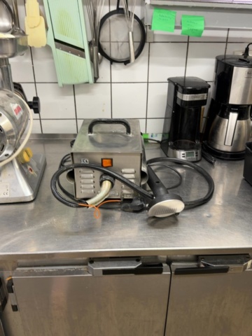 Elektrisk kebabkniv med separat motorenhet på auktion i Stockholm, Kungens Kurva hos PS Auction
