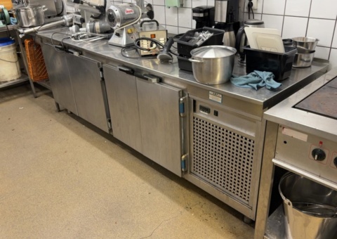 Refrigerated counter with 4 doors