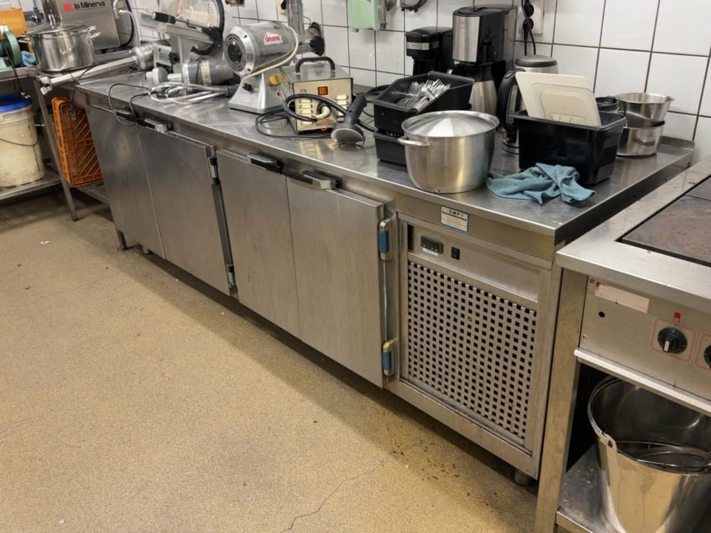 1422089-1 Refrigerated counter with 4 doors