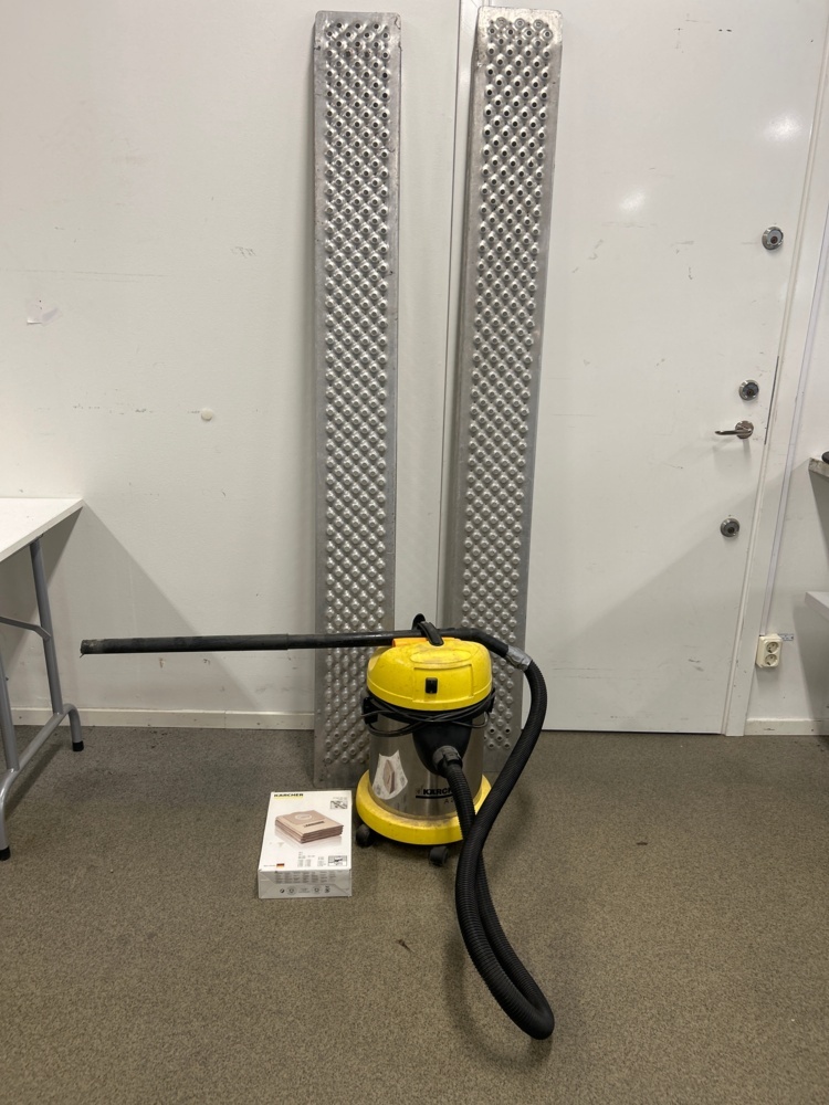 1545878-1 Aluminum ramps and vacuum cleaners