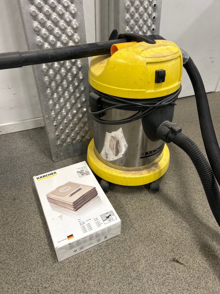 1545878-2 Aluminum ramps and vacuum cleaners