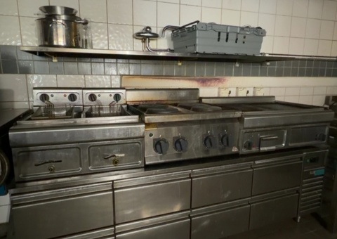 Kylbänk med restaurangmaskiner - Fritös, spis och stekbord