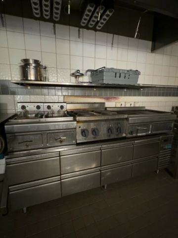 Kylbänk med restaurangmaskiner - Fritös, spis och stekbord på auktion i Västernorrland, Sundsvall hos PS Auction