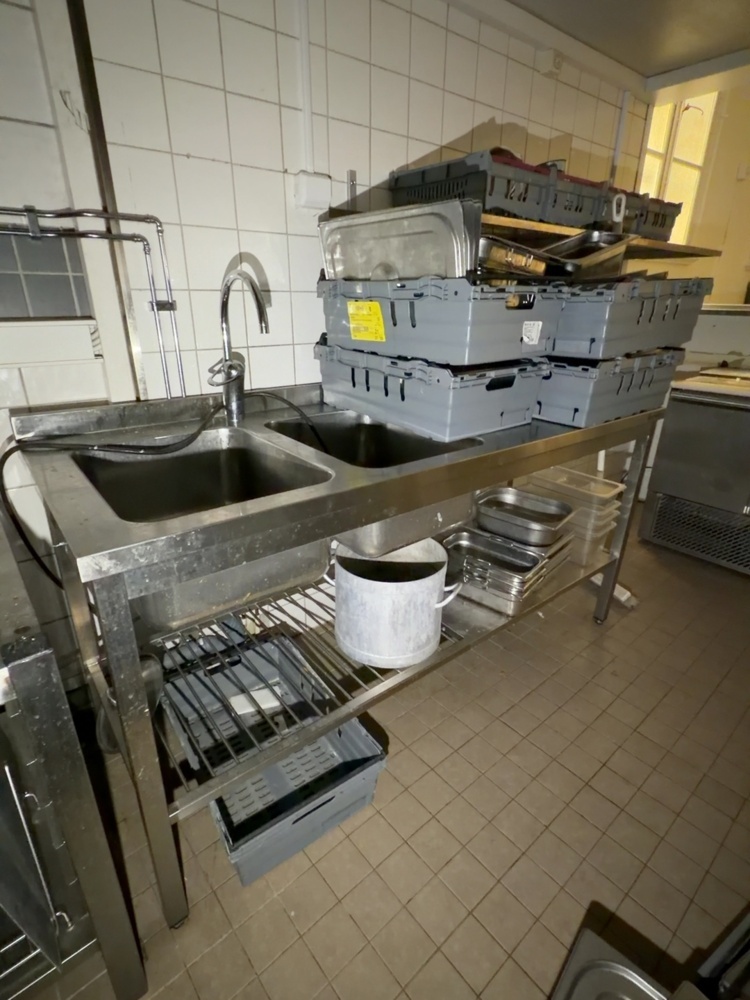 1530111-1 Sink with restaurant equipment - Gastrotech