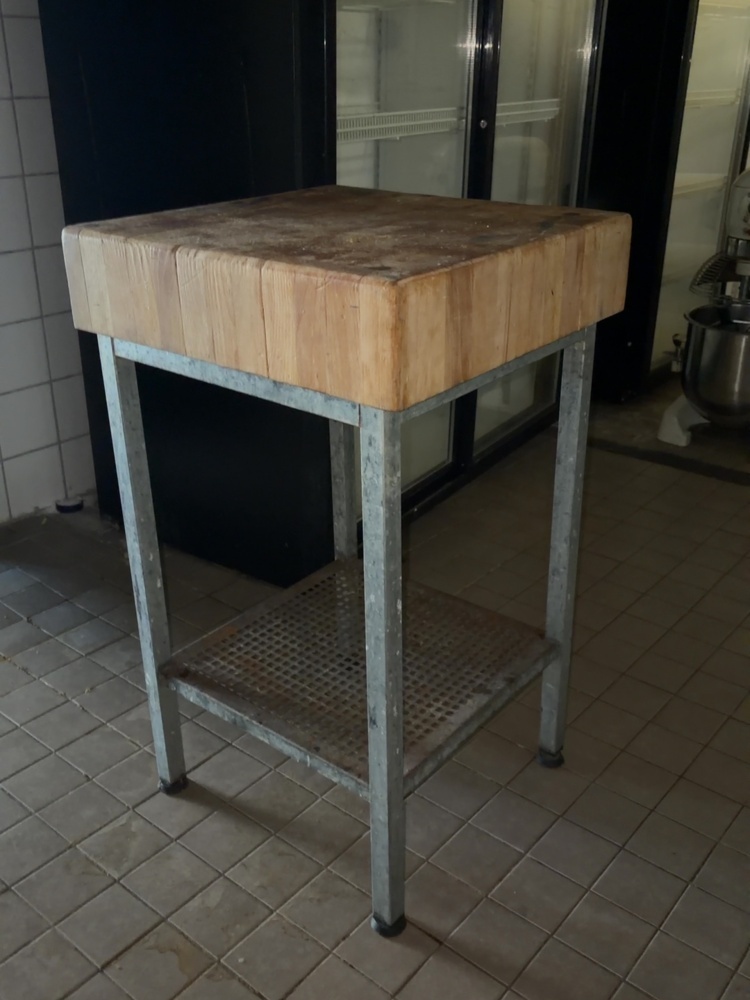 1530121-1 Huggkubbe med underrede