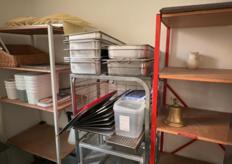 Samling med diverse köks- och serveringsutrustning