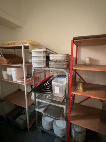 Samling med diverse köks- och serveringsutrustning på auktion i Västernorrland, Sundsvall hos PS Auction