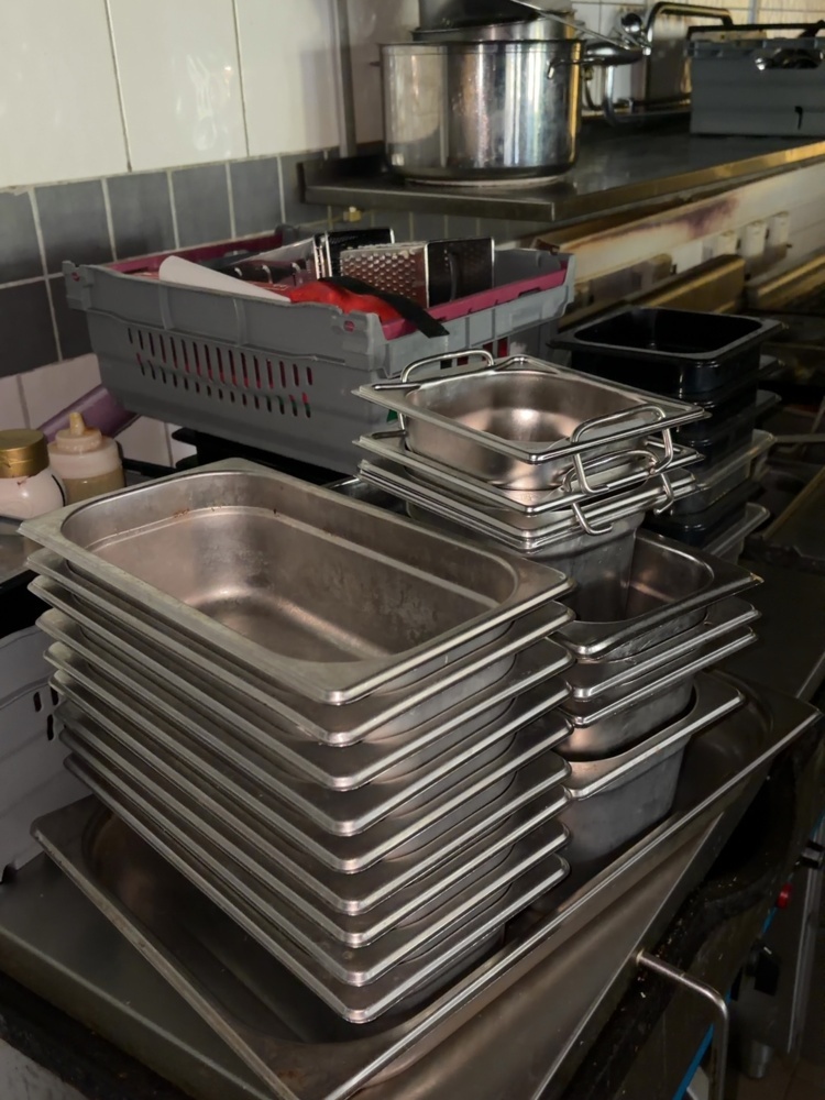 1530124-1 Samling med diverse köksutrustning