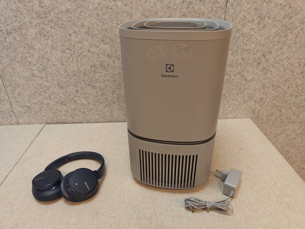1485807-1 Air purifier Electrolux, wireless headphones Sony