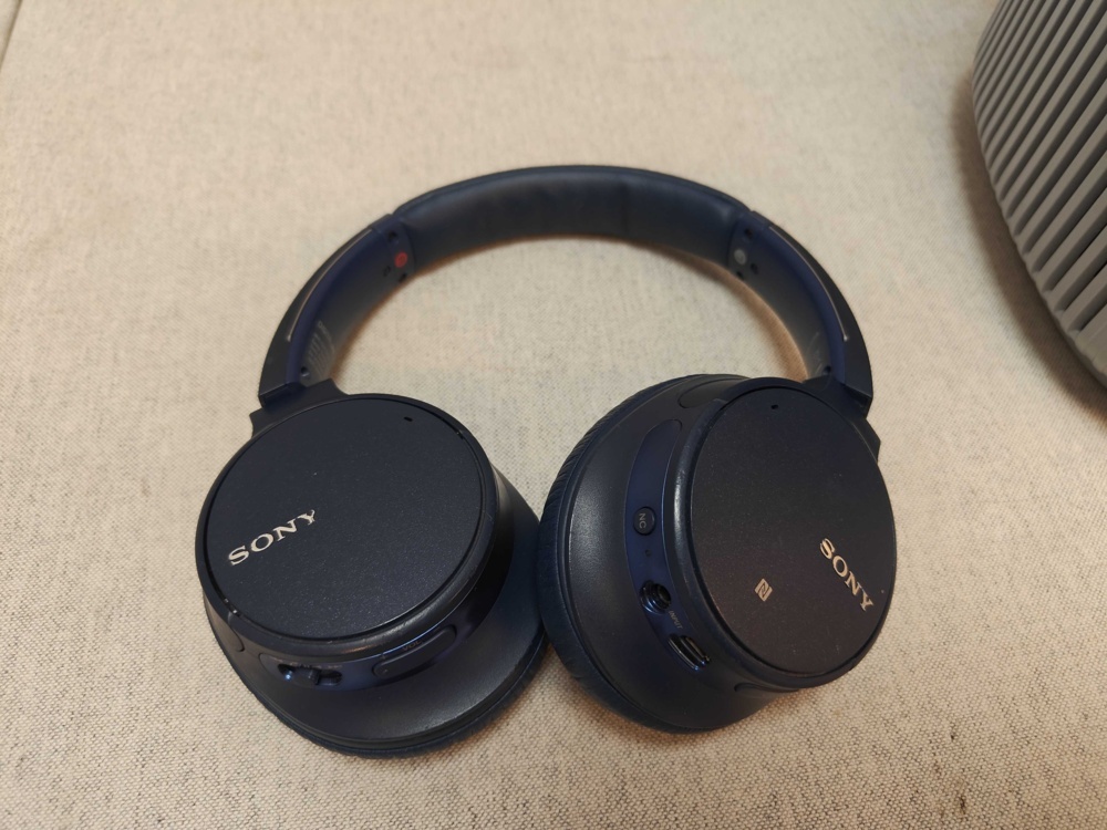 1485807-2 Air purifier Electrolux, wireless headphones Sony